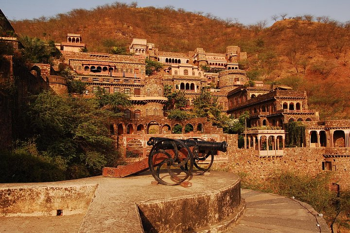 Neemrana fort
