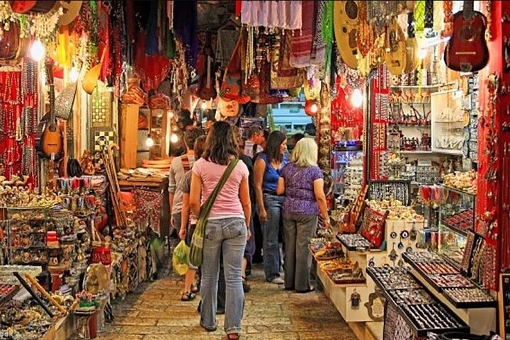 Private Customizable Delhi Shopping Tour with Female Guide