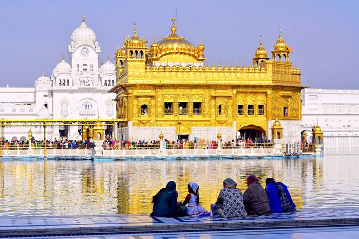 People are watching Golden Temple.