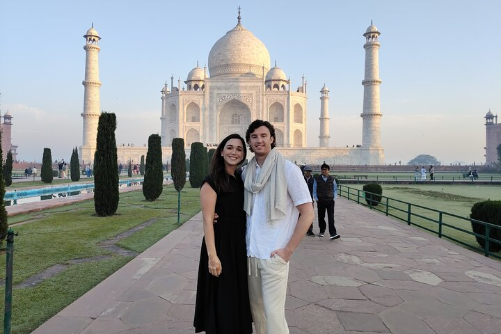 taj-mahal-couple