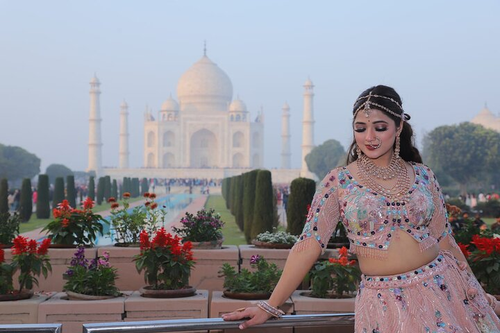 Taj mahal with model