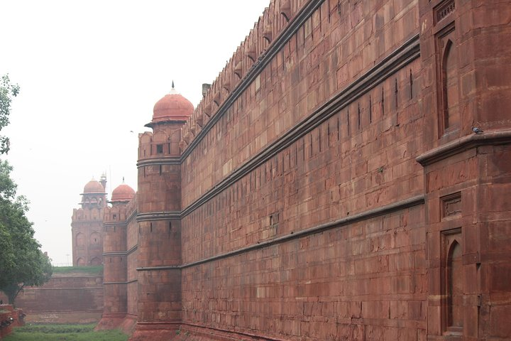Massive walls of The Great Grand Red Fort!!