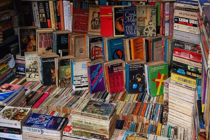 A glimpse of Book Street