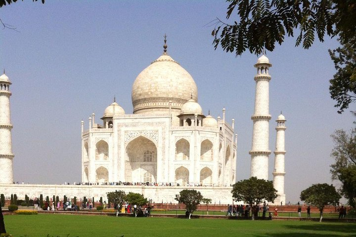 Taj mahal tour by Gatiman Express in Executive class With Meals and Entrances - Photo 1 of 8