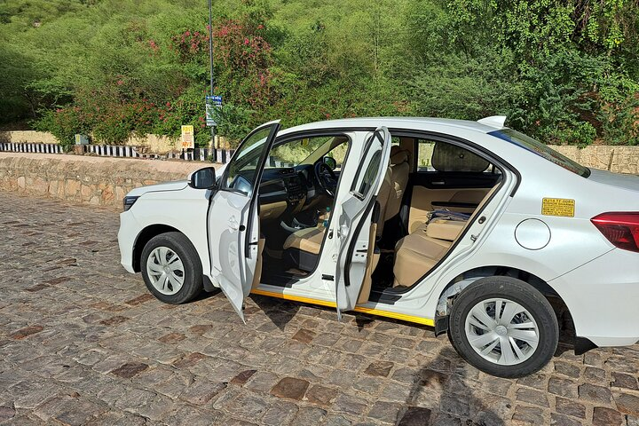From Jaipur : Private Transfers Cab To New Delhi with Stops - Photo 1 of 3