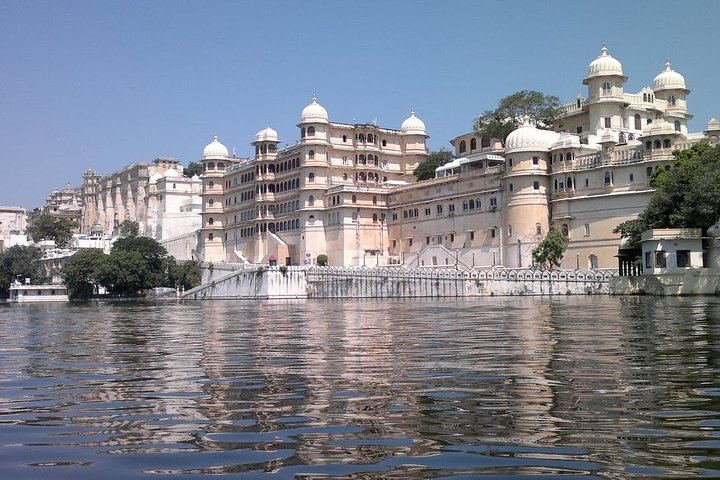 City palace at lake Pichhola, built in year 1559