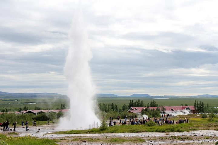 Witness the explosive beauty of Iceland’s geothermal wonders where gushing geysers and scenic landscapes invite exploration and discovery. Experience the unique charm of this dynamic island.