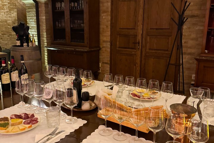 2 Hours Visit and Wine Tasting with tastings in Val D'Orcia - Photo 1 of 10