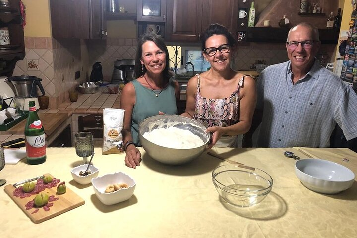 Tipical Neapolitan sweets: cooking class and dinner - Photo 1 of 10