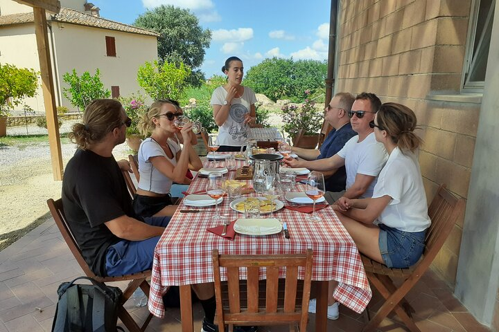 4 Wines & 2 Olive Oils Tasting in Chianti Winery with Tour  - Photo 1 of 12