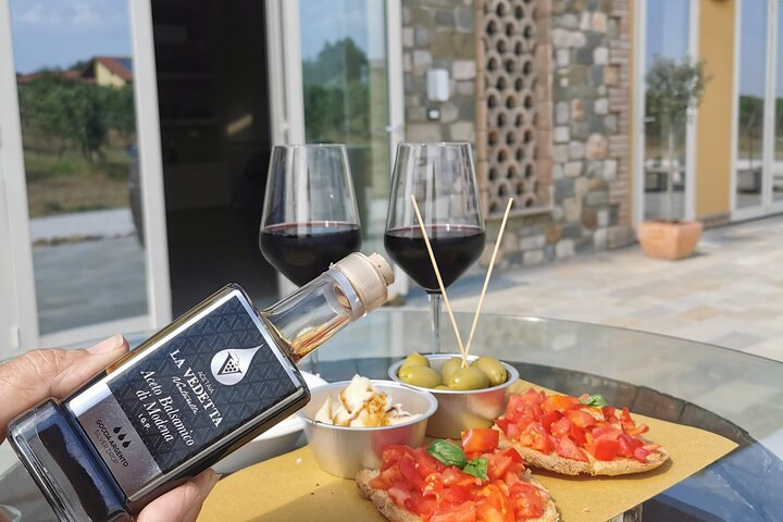 5-Hour Food and Wine Tasting in Modena - Photo 1 of 12