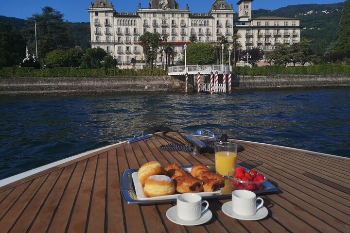 Starting the day with a relaxing morning cruise and a stop at a café for a coffee or a cappuccino