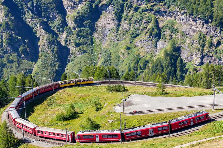 Experience breathtaking views as the Bernina train winds through the Swiss Alps showcasing stunning landscapes and a picturesque journey across UNESCO World Heritage sites perfect for adventurers and nature lovers.