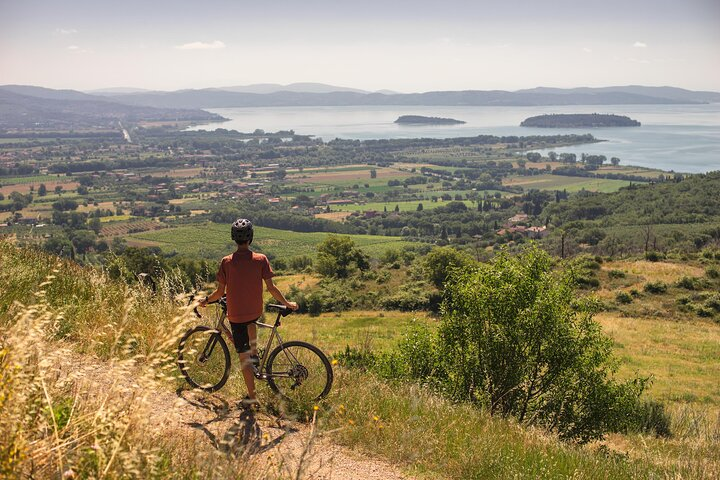 Easy guided eBike tour with photographer at Lake Trasimeno - Photo 1 of 7