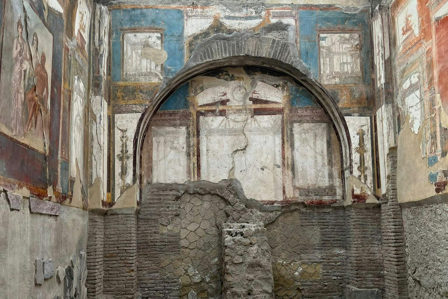 Herculaneum: Roundtrip Bus Transfer From/To Naples - Photo 1 of 6