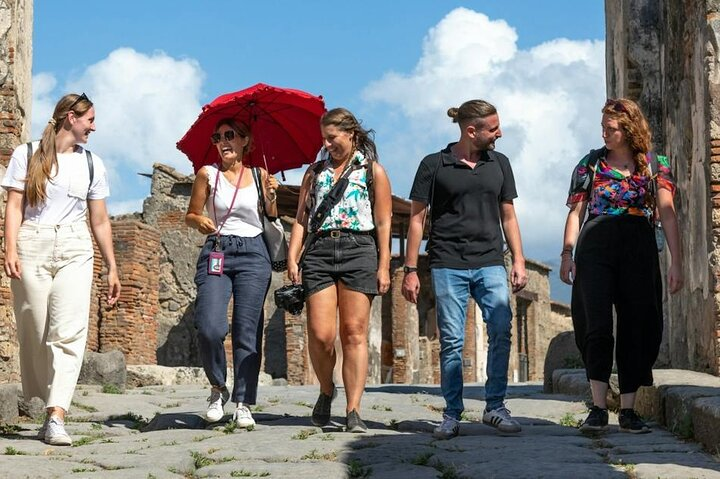 Guided tour of Pompeii with a local guide - Photo 1 of 9