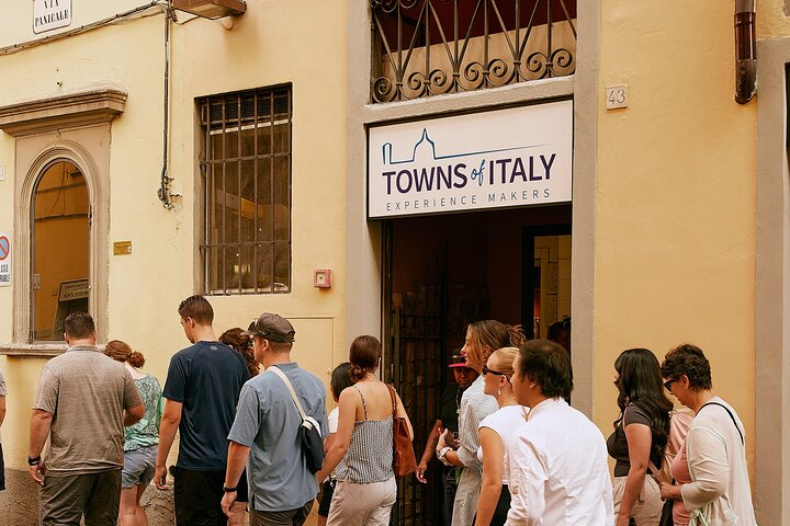 Step into a culinary journey in Florence where pasta-making and gelato crafting come alive. Immerse yourself in Italy’s rich flavors and culinary traditions while creating delicious dishes.