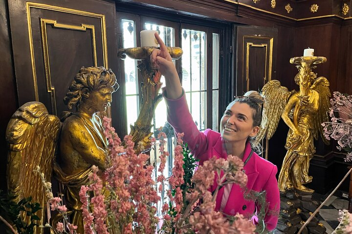 Follow the clues as you discover gorgeous boutiques and trades displaying the very best products of the Renaissance.