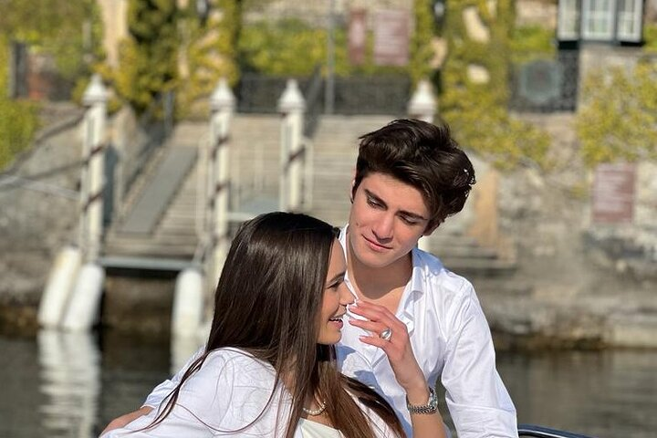 surprise your partner with a romantic boat ride in front of Villa Balbianello !