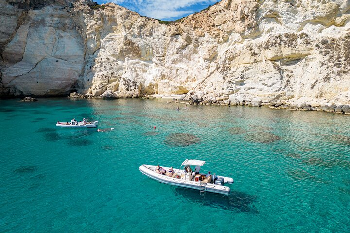 Our dinghy moored in the crystal clear waters of the Devil's Saddle. Comfort and adventure in one tour.