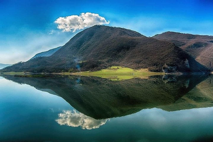 2 days: Hike the peak, Kayak the lake, visit Castle and best food - Photo 1 of 9