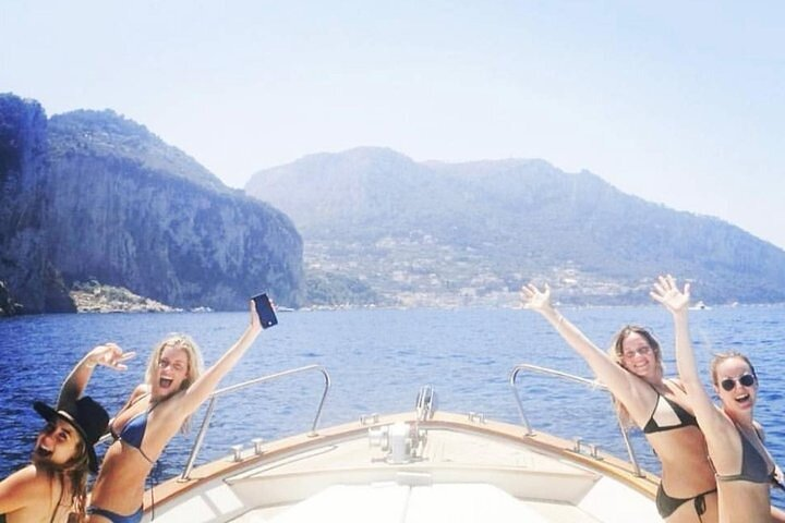 shared boat tour in Capri 