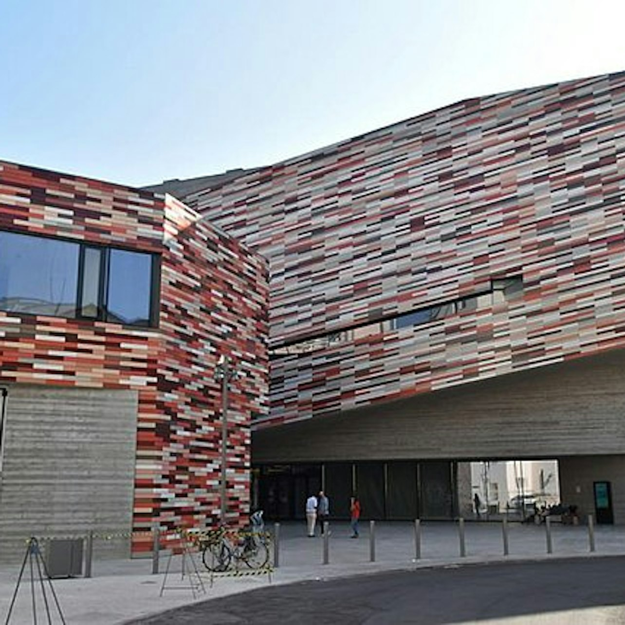 Dive into the 20th century's evolution at M9 where striking architecture meets stories of change from mundane daily life to groundbreaking advancements in society and technology.