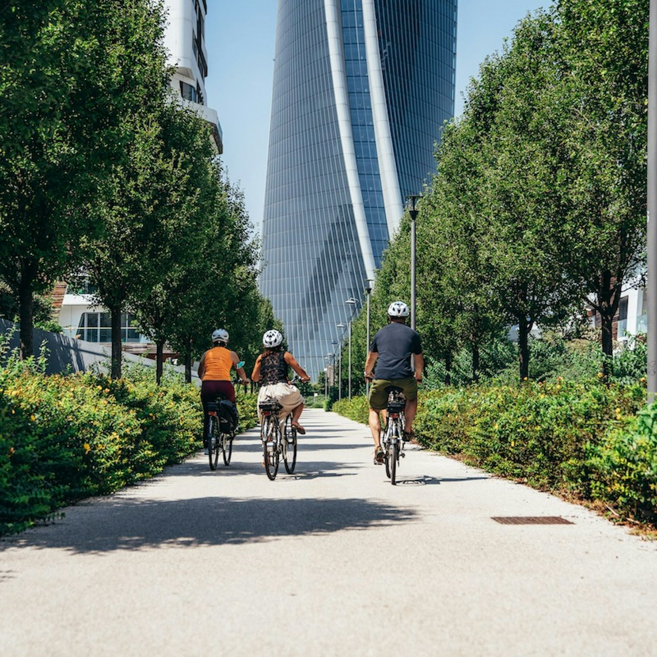 Milan: Grand City Highlights E-Bike Tour - Photo 1 of 4
