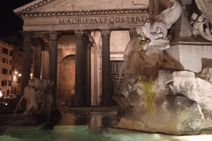 The Pantheon
Did you know that the word Pantheon derives from the Ancient Greek word Πάνθεον, Παν (Pan) that means all and θείον (theion) that means God? Discover more in our moonlight walking tour 
