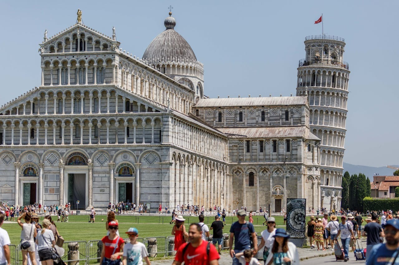 Pisa: Multilingual Audio Guide App Walking Tour with Live Guide - Photo 1 of 6