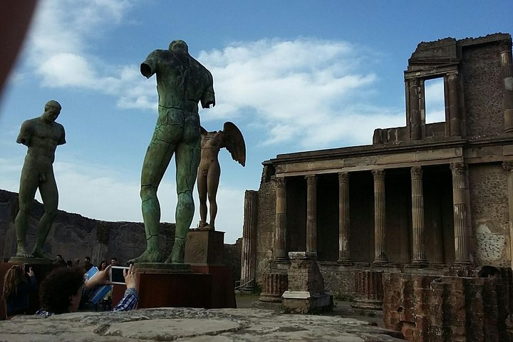 Pompeii excavations and its vineyards - Photo 1 of 3