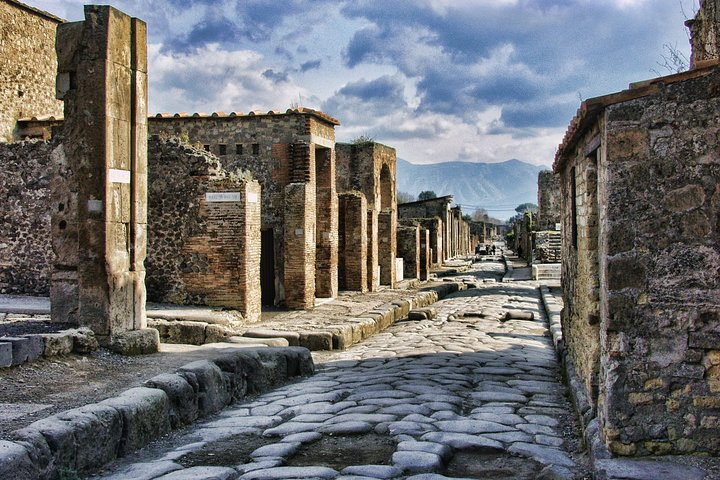Uncover the secrets of the ancient city of Pompeii - Photo 1 of 9