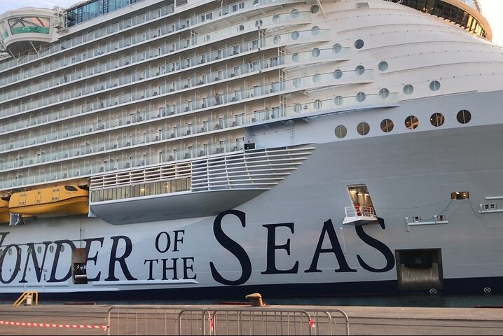 Vehicle authorized to arrive in front of cruise ships