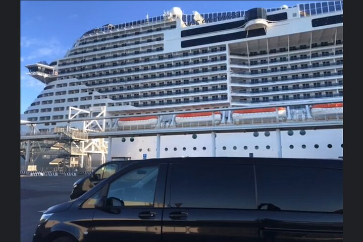 Vehicle authorized to arrive in front of cruise ships