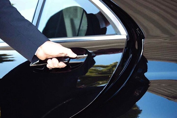 Private Transfer from Fiumicino Airport with 3 Hours Rome Tour - Photo 1 of 4