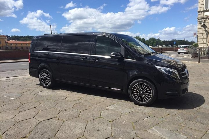 Private airport transfer Mercedes V 250 for 6 passengers - Photo 1 of 14
