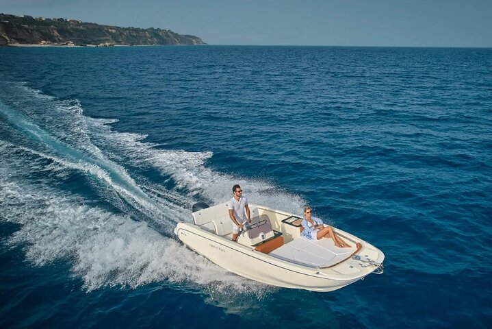 Invictus SX200 boat