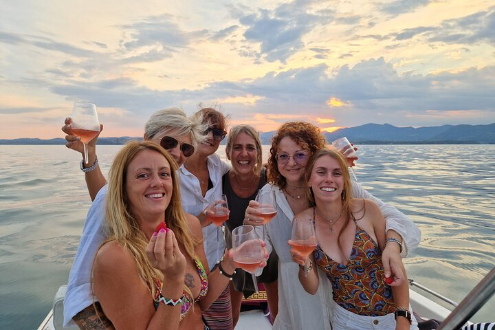 Private boat tour with wine and and food aperitif - Photo 1 of 9