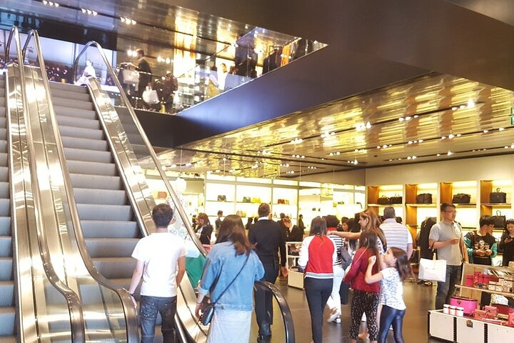 Luxury private transfer at disposal from Rome to The Mall Firenze - Photo 1 of 12