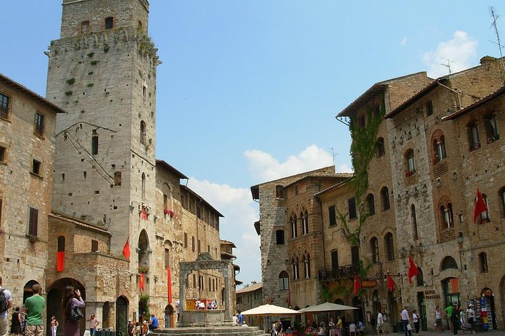 Piazza della Cisterna San Gimignano