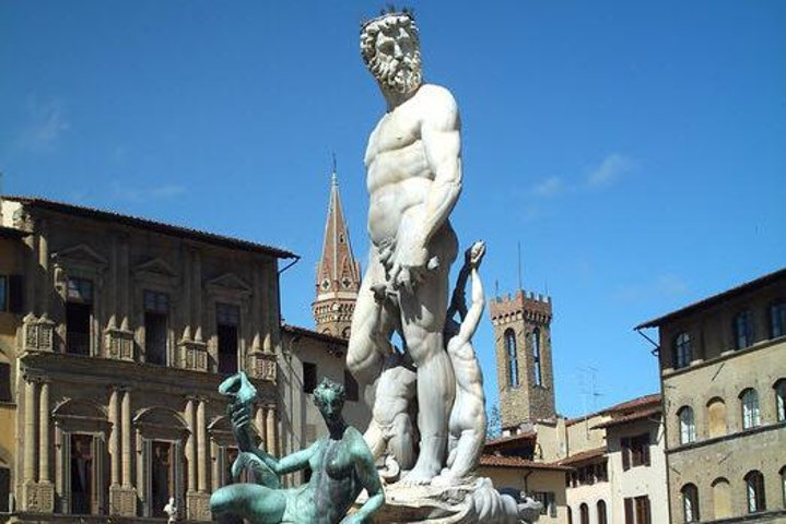 Discover the beautiful architecture of Florence on foot