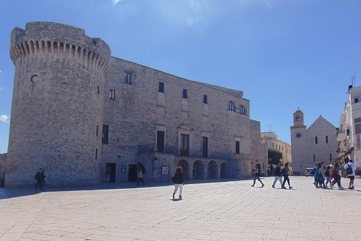 Largo di Corte / Piazza Castello