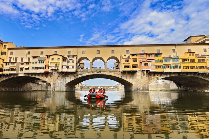 Paddling along the Arno River reveals Florence’s architectural wonders while stories from knowledgeable guides enrich each moment spent beneath the iconic Pontevecchio. An unforgettable journey through history awaits.
