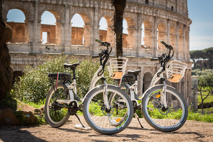 Rome Tiber cycle path: Electric & Muscle Rental Bike - Photo 1 of 9