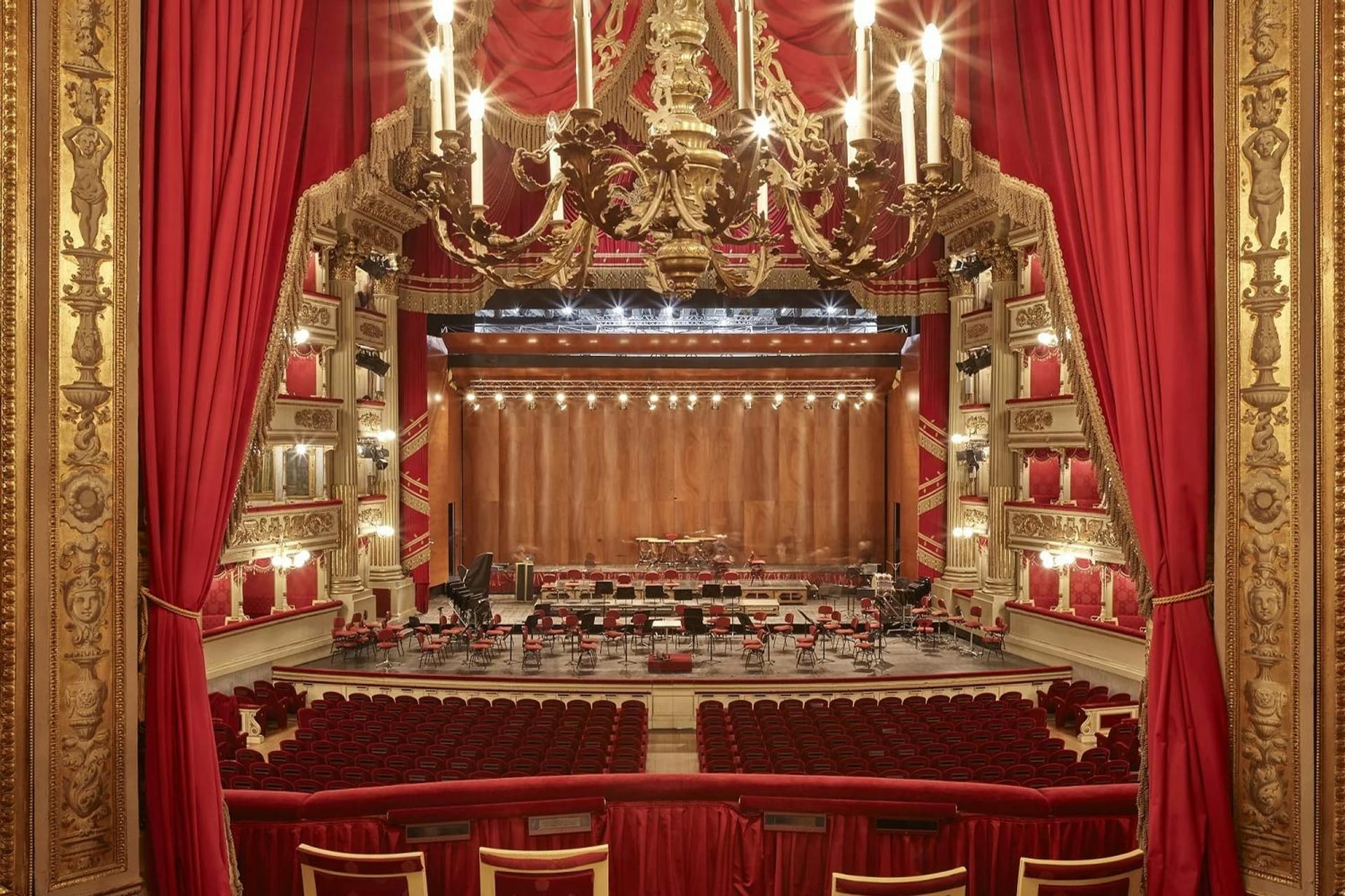 Teatro alla Scala: Skip The Line Ticket + Small Group Tour in