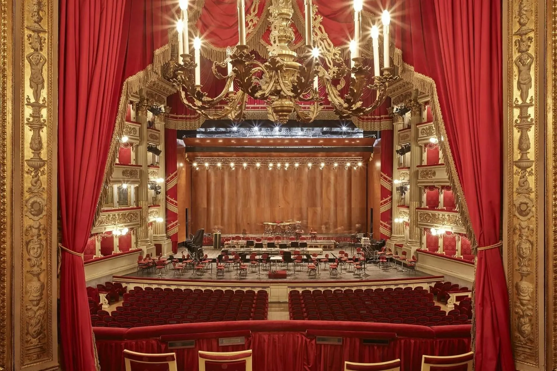 Teatro alla Scala: Skip The Line Ticket + Small Group Tour in