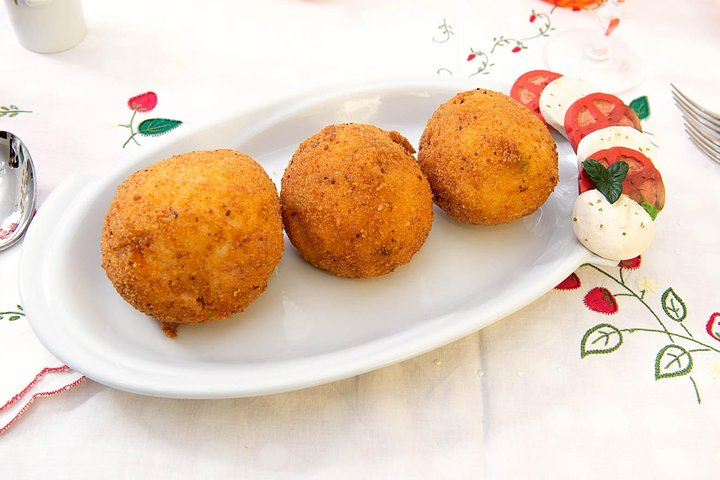 Small Group Market tour and Dining Experience at a Cesarina's home in Pavia - Photo 1 of 4