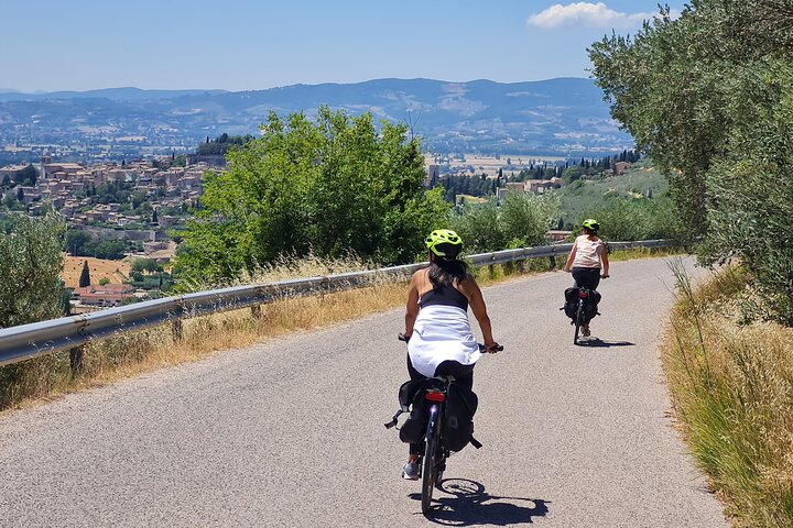 Spello E-Bike & Wine Tour with Scenic Winery Lunch - Photo 1 of 16