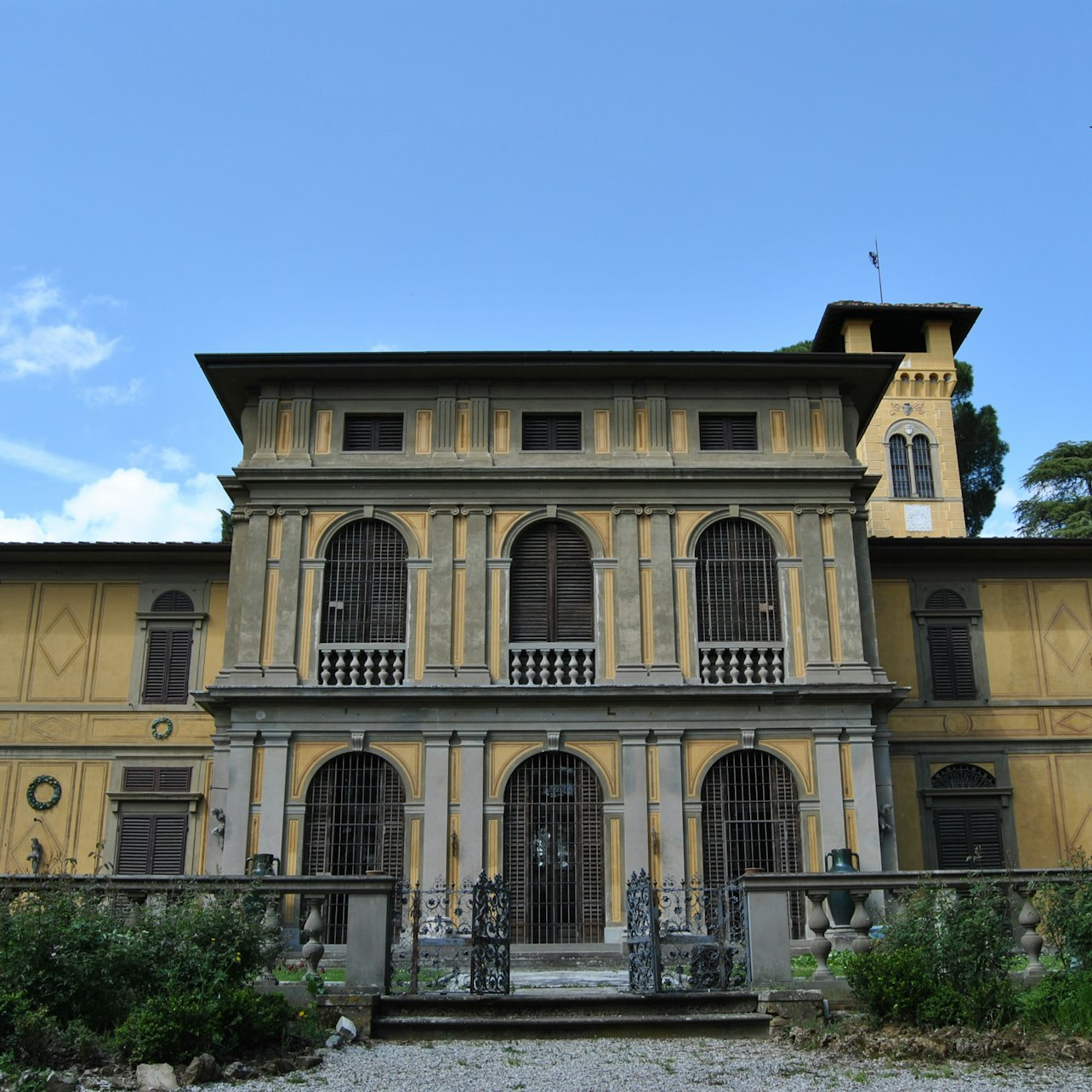 Explore the unique blend of history and artistry at the Stibbert Museum where a vast collection of arms costumes and artifacts await discovery in Florence's charming setting.