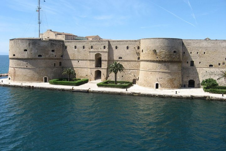 Taranto walking tour: the town of the two seas - Photo 1 of 4